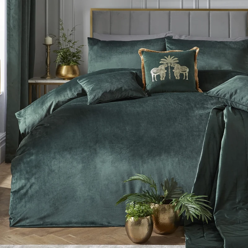 Laurence Llewelyn-Bowen - Bottle Green Velvet Duvet Cover Set - Super King Bedding Size (260 x 220cm) - 2 Pillowcases - Soft Touch - Designer - Green Luxury Bedding Set - Velvet Bedding in Dark Green