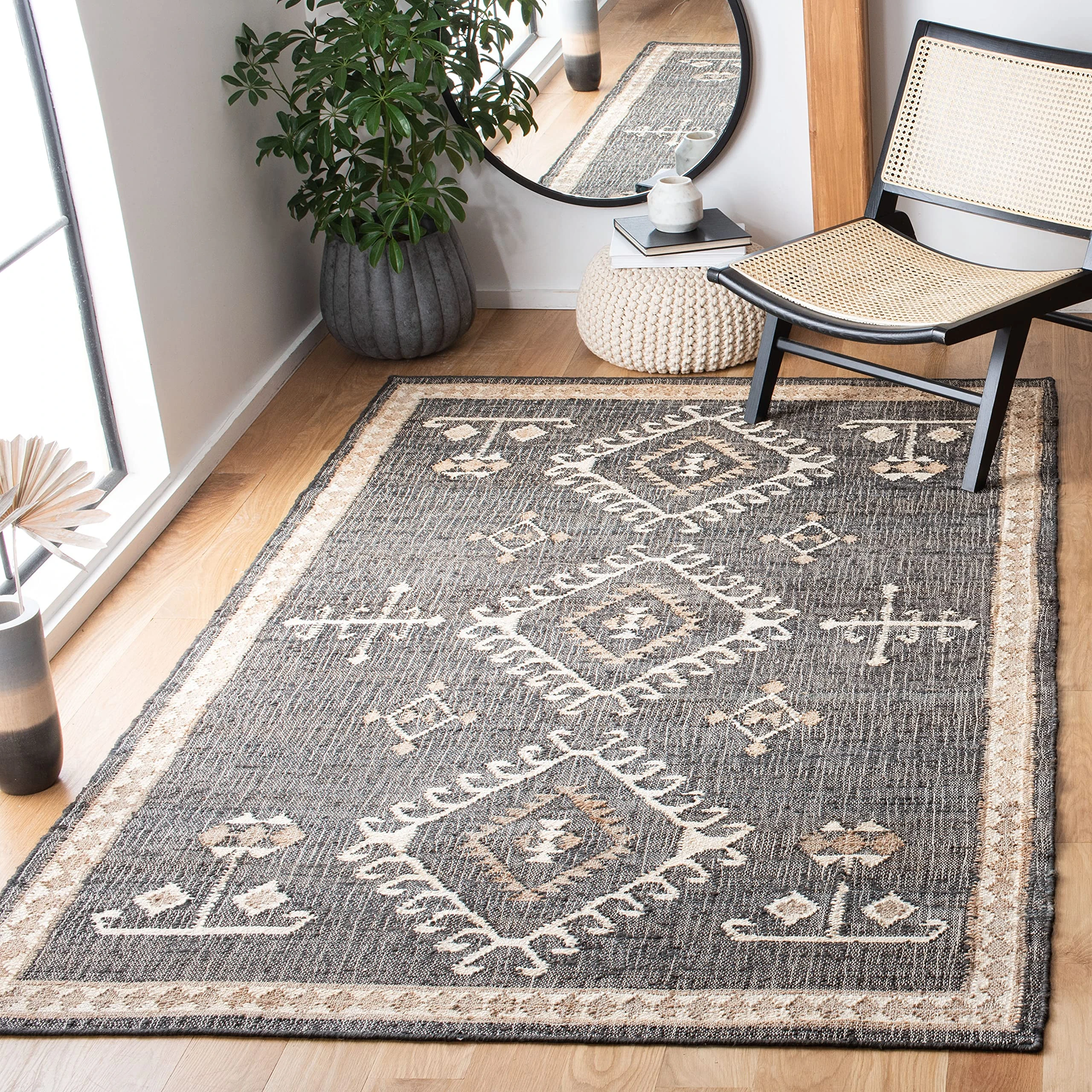 Safavieh Geometric Rug for Living Room, Dining Room, Bedroom, Kilim Collection, Short Pile, in Black and Ivory, 200 x 300 cm
