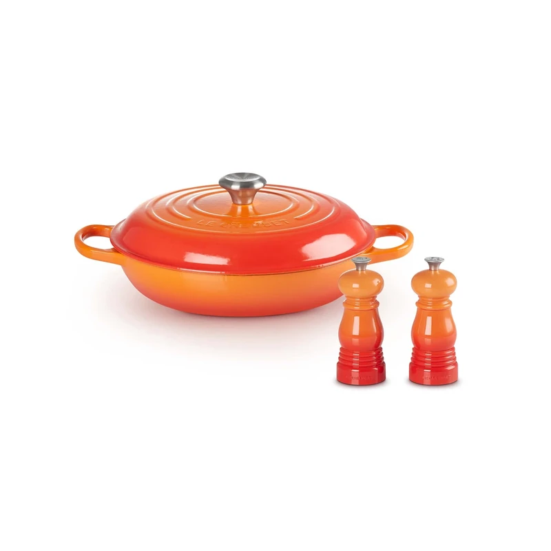 LE CREUSET Signature Enamelled Cast Iron Shallow Casserole Dish With Lid + Le Creuset MG510-2 Classic Salt & Pepper Mill Set, Personal Use, Chip-resistant ABS Plastic, Anti-Corrosion, 11 cm, Volcanic