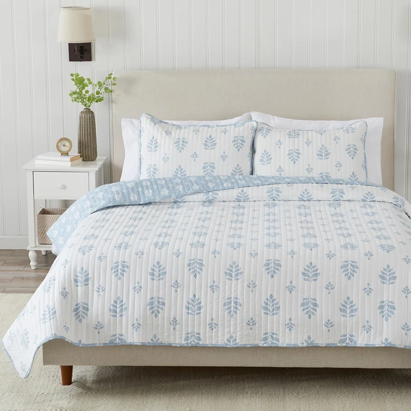 Great Bay Home 3-Piece King Reversible Lightweight Quilt Comforter with 2 Shams | All-Season, Modern, Flower Bedspreads | Blue Floral Coverlet Sets | Quilts