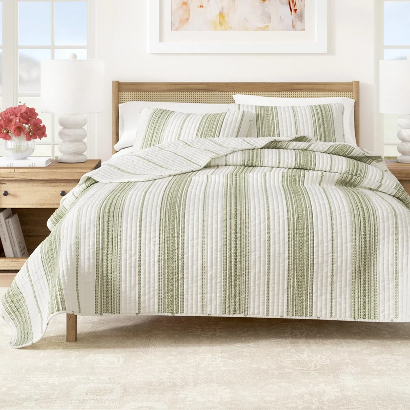 Great Bay Home 3-Piece King Reversible Lightweight Quilt Comforter with 2 Shams | All-Season, Modern, Striped Bedspreads | White and Green Striped Coverlet Sets | Wesley Quilts Collection