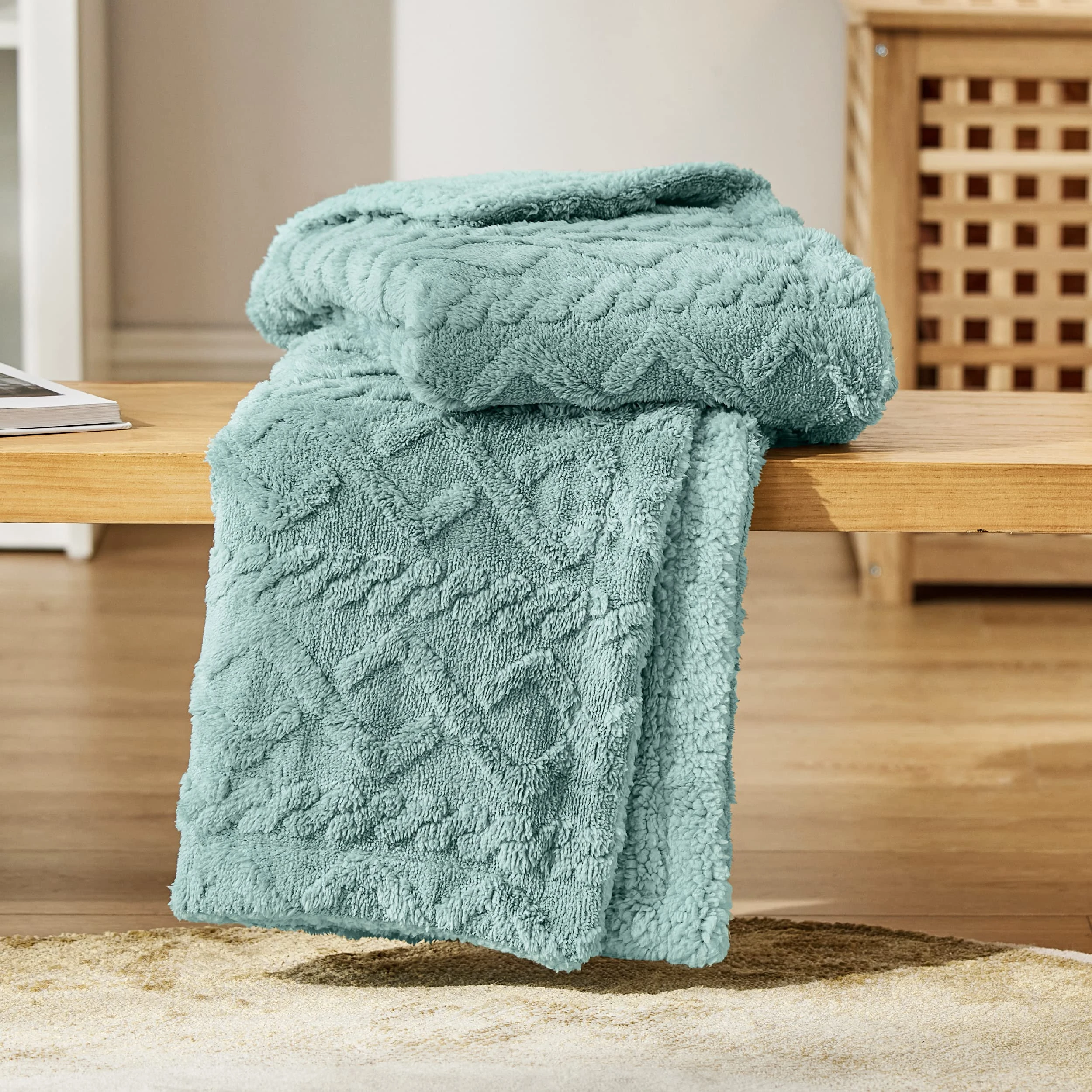 Bedsure Sherpa Fleece Throw Blanket - Super Soft, Cozy & Warm Jacquard Sofa Throw, Ideal for Bed & Couch, Single, Light Green, 130x150cm