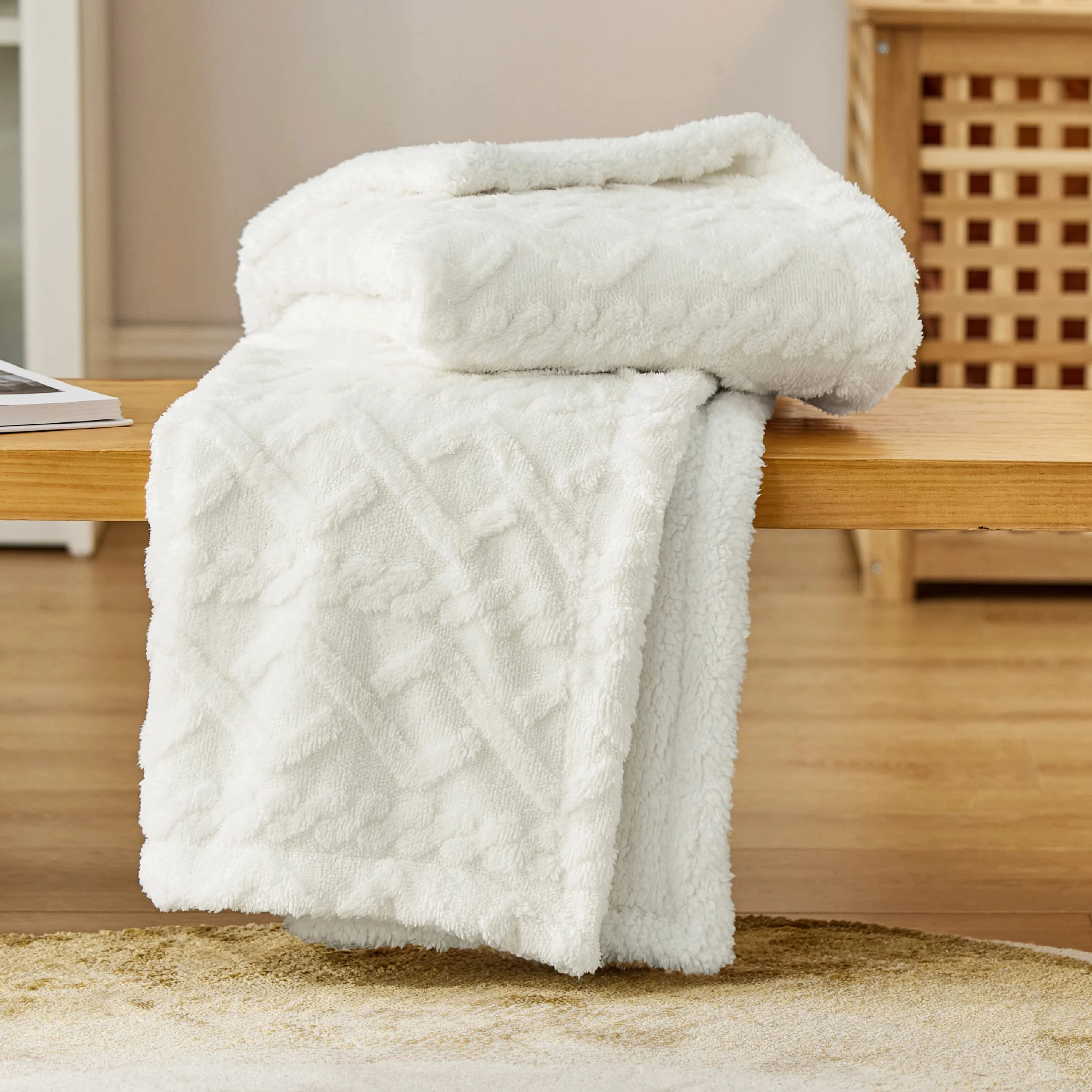 Bedsure Sherpa Fleece Throw Blanket - Super Soft, Cozy & Warm Jacquard Sofa Throw, Ideal for Bed & Couch, Single, White, 130x150cm