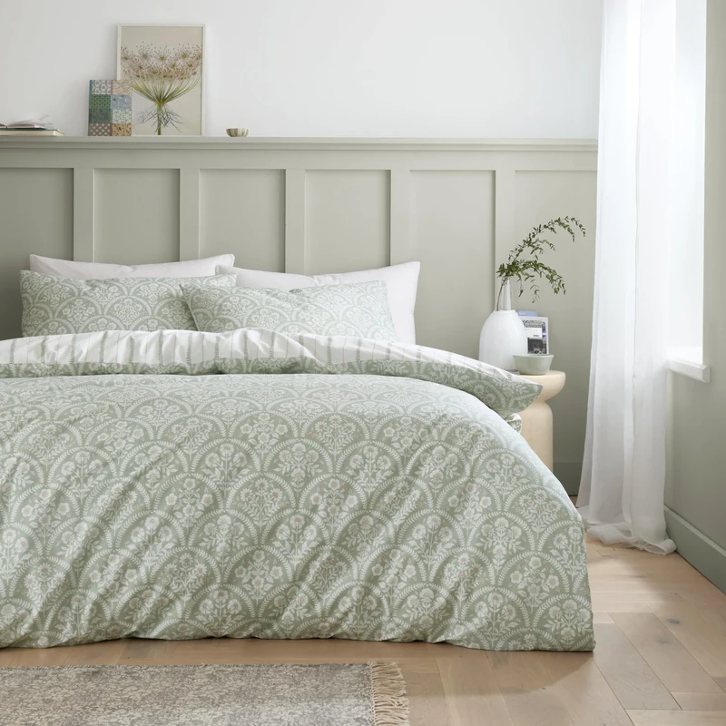 Bianca Scallop Floral 200 Thread Count Cotton Percale Reversible Double Duvet Cover Set with Pillowcases Green