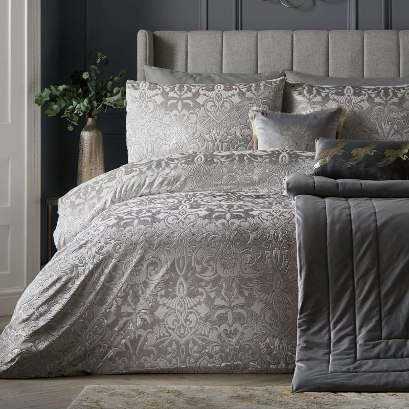 Laurence Llewelyn-Bowen Silver Damask Duvet Cover Set – Super King Size 260x220cm – Luxury Embossed Jacquard Bedding – Velvet Feel – 2 Pillowcases – Elegant Silver Bedroom Decor – Machine Washable