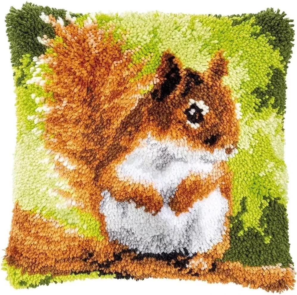 ROCKY&CHAO Latch Hook Kit Squirrel Pattern 43x43cm, Complete DIY Cushion Making Craft Kits with Yarn & Canvas and Crochet Needle, Latch Hook Pillow Cover Adult Craft Kits Home Decor for Women