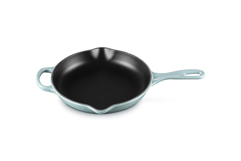 LE CREUSET Signature Enamelled Cast Iron Skillet Frying Pan with Helper Handle and Two Pouring Lips, 23 cm, Sea Salt
