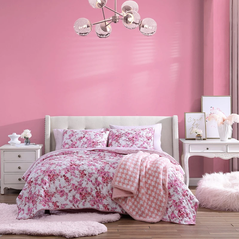 Betsey Johnson- Queen Quilt Set, Cozy Brushed Microfiber Reversible Bedding Set, All Season Casual Home Décor (Floral Vineyard Pink, Queen)
