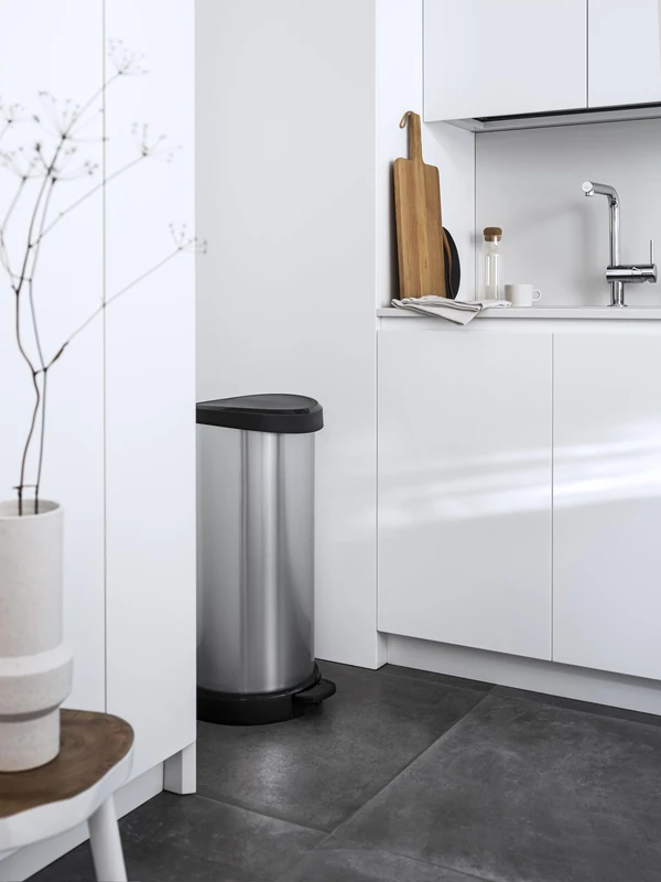 Curver - 40 Litre Steel Finish Pedal Bin with Lid and Bag Ring