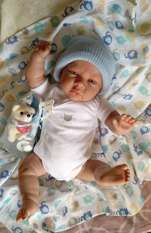 MIS MUÑECAS REBORNS Babè Reborn Premature Sky Manufacturer. Measures 47 cm and weighs 1.8 kg. Suitable for girls from two years. Silicone vinyl, reds, head fall, soft body,