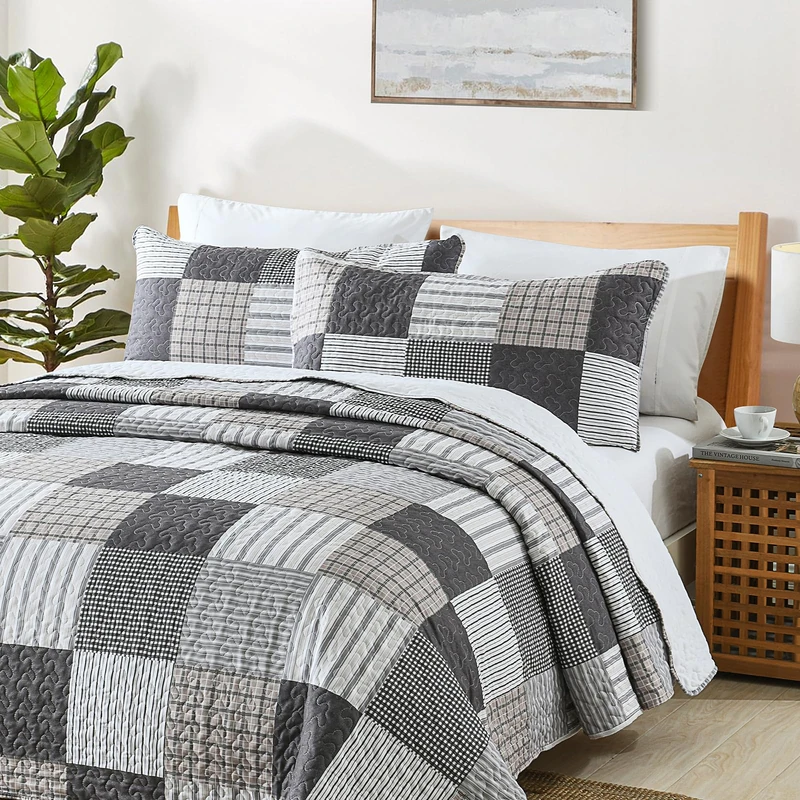HIARUO Quilt Set Queen Size, 3 Pieces Bedspread Coverlet Plaid Patchwork Quilt Farmhouse Queen Size Comforter Set Lightweight Bedding with 2 Pillow Covers Shams for All Season Gray Brown White