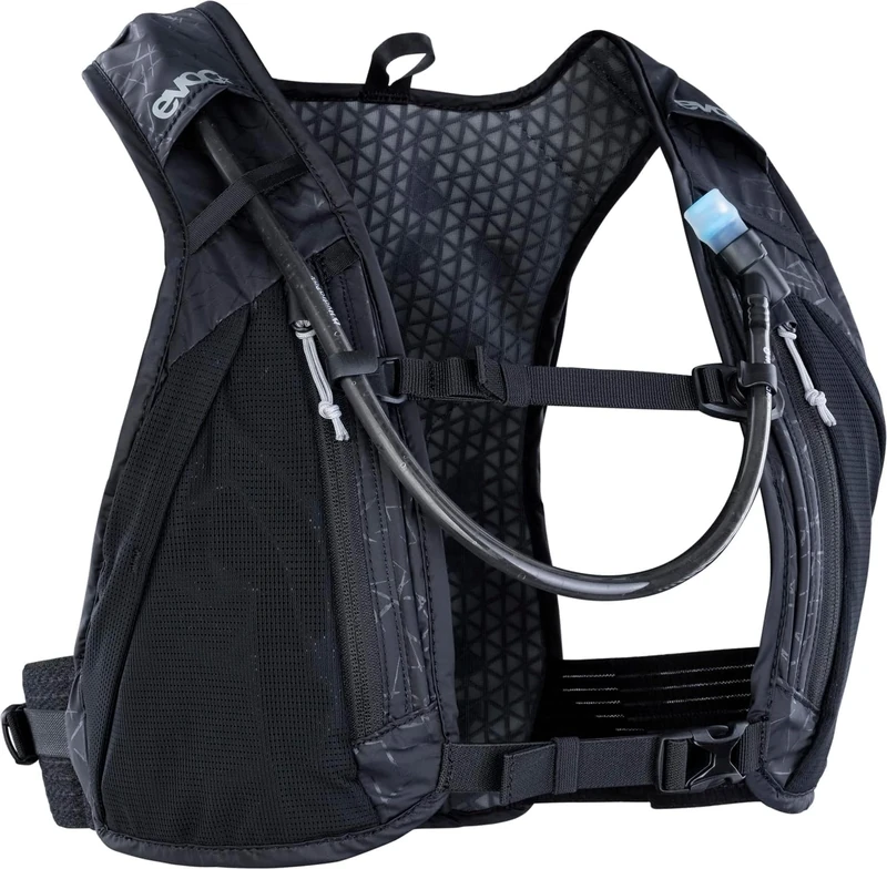 EVOC HYDRO PRO 6 + HYDRATION BLADDER 1,5, hydration pack (2 food compartments and zipped pockets, magnetic hydration tube clip, incl. 1,5l hydration bladder, One Size), Black