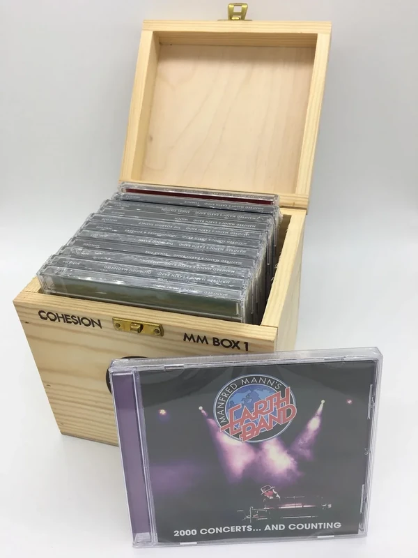 Manfred Mann’s Earth Band – 2000 Concerts…And Counting (limitierte Holzbox inklusive 12 CDs / exklusiv für Deutschland)