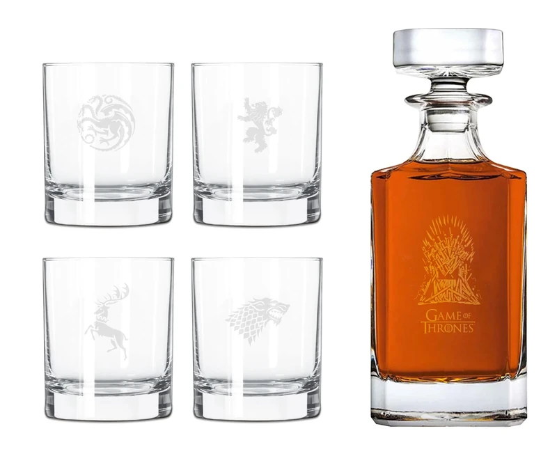 Game of Thrones Whiskey Set with 4 Whiskey Glasses and Whiskey Bottle with Engraving - in Gift Packaging - Image 1