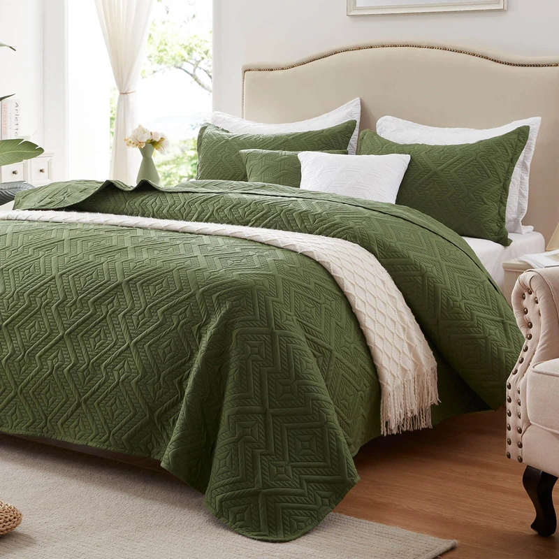 LEAONME Oversized California King Size Quilt Set 3 Pieces, Olive Green Bedspread-118''x106'', Soft Summer Quilt/Coverlet, Lightweight Bedding Sets for All Seasons (Includes 1 Quilt, 2 Shams)