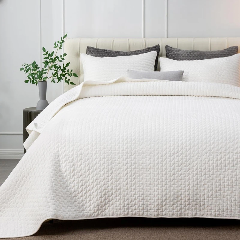 Powdion Luxury Velvet Quilt King Size, Lightweight 3PCS King Quilt Bedding Set with 2 Pillow Shams 20x26, Oversized Queen Bedspread, All-Season Ultra-Soft Comforter for Bedroom Home Decor Cream White