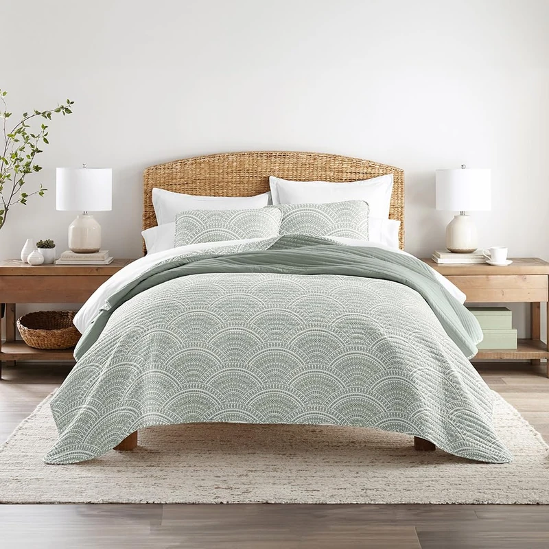 Linen Market Quilts Queen Scalloped Eucalyptus