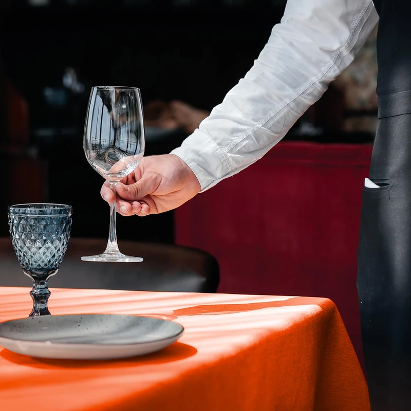 Avilia 100 Piece Tablecloth Set | Tablecloth Cover | Tablecloths for Restaurant | Disposable Tablecloth | Tablecloth for Parties | Table Cloth | TNT Tablecloth 100 x 100 cm, Orange