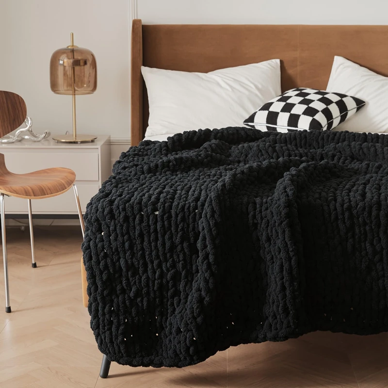 WESHIONGOO Chunky Knit Blanket Throw 127 x 152 cm Knitted Throw Blankets for Couch Bed Fluffy Soft Blanket with Jumbo Chenille Yarn Thick 100% Handmade Black