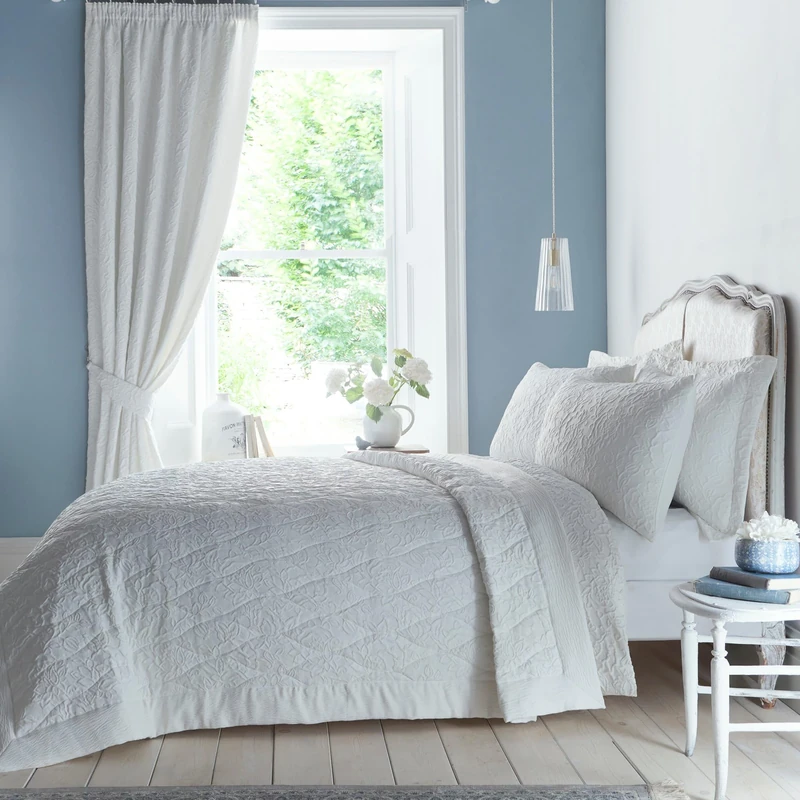 Appletree - White Jacquard Bedspread (230 x 200cm) - Reversible Designs - Engraved Floral Bedspread - Embossed Flowers Quilted Bedspread in White - Floral Quilt - Vintage Bedspread - White Bedding