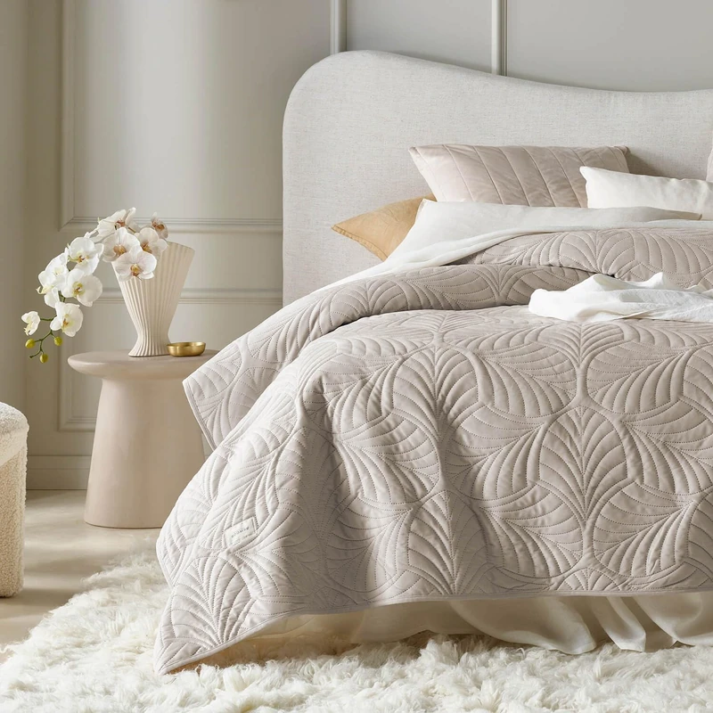 ROOM99 Feel Elegant Beige Bedspread 220 x 240 cm – Versatile as a Bed Throw or Sofa Throw – Quilted – Perfect as a Velvet Bedspread