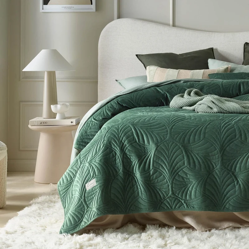 ROOM99 Feel Elegant Bedspread 240 x 260 cm Dark Green Versatile Bedspread for Bed and Sofa Couch Quilted Velvet Bedspread