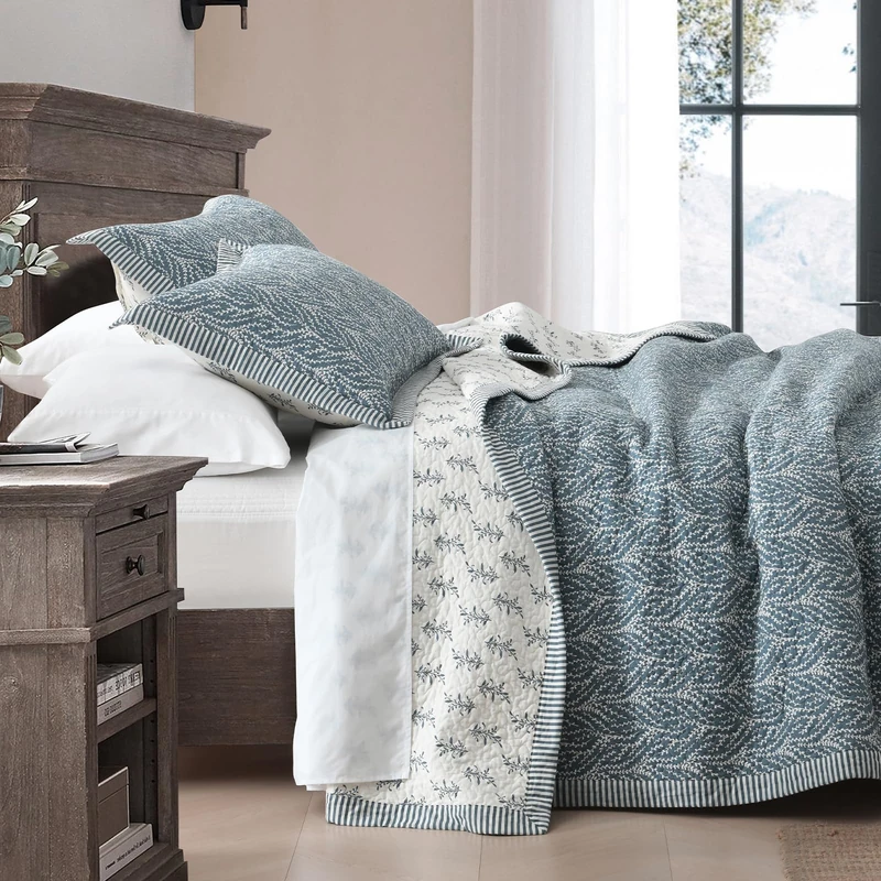 QuiltMuse Quilts King Size - 100% Cotton Quilt Set with Matching Shams, Botanical Floral Design Farmhouse Bedspread, 3 Pieces Lightweight Coverlet Set with Solid Reverse, Grayish Blue, 98"x 106"