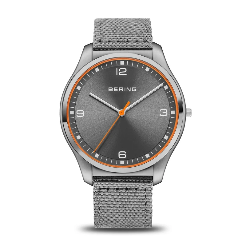BERING Herren Quarz Uhr | Armbanduhr 43 mm graues Edelstahlgehäuse und graues Zifferblatt | Natoarmband | Saphierglas | 3 ATM | 18342-577