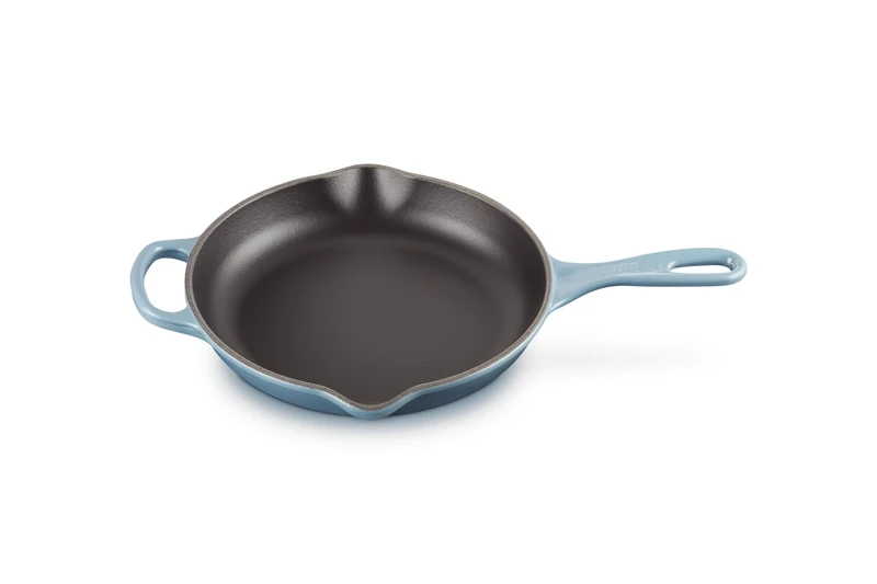 LE CREUSET Signature Enamelled Cast Iron Skillet Frying Pan with Helper Handle and Two Pouring Lips, 23 cm Chambray, 20182234340422