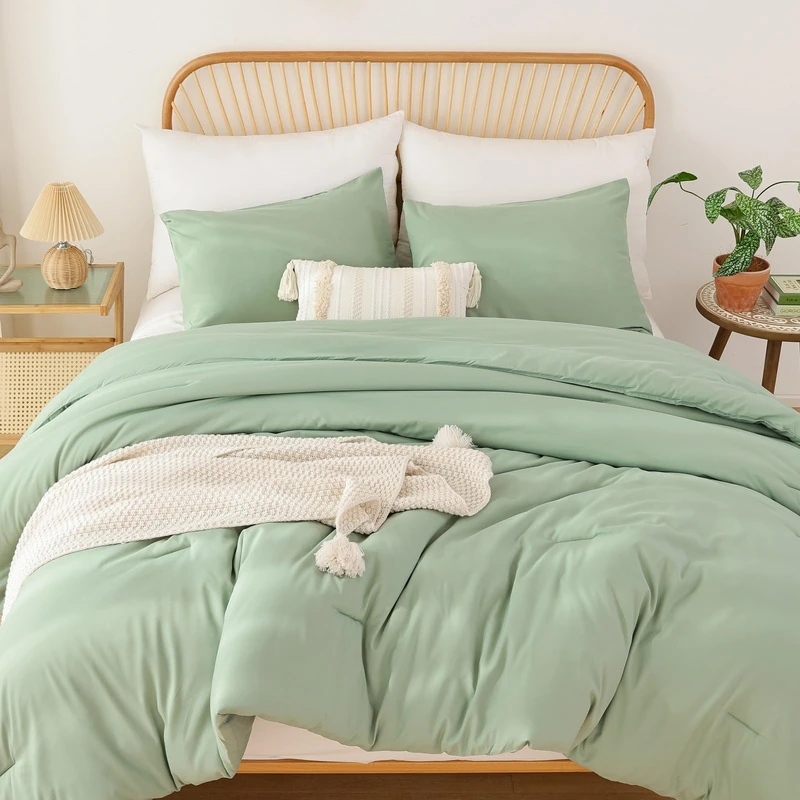 ROSGONIA Oversized King Comforter Sage Green, 3pcs(1 Boho Comforter & 2 Pillowcases), Lightweight Oversized King Size Comforter Sets Bedding Blanket