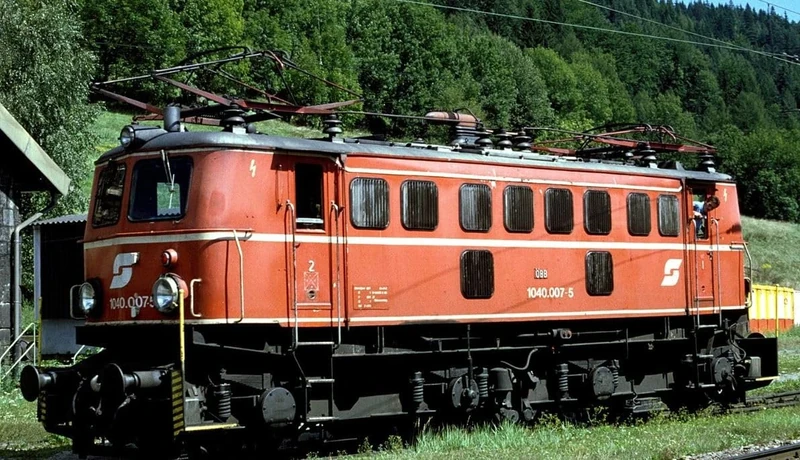 Rivarossi HR2940S ÖBB Electric Locomotive 1040 007-5, New Side Ventilation Slots, Vermilion Red Paint with Three Decorative Lines, Low Roof, Front Steps, Ep. V