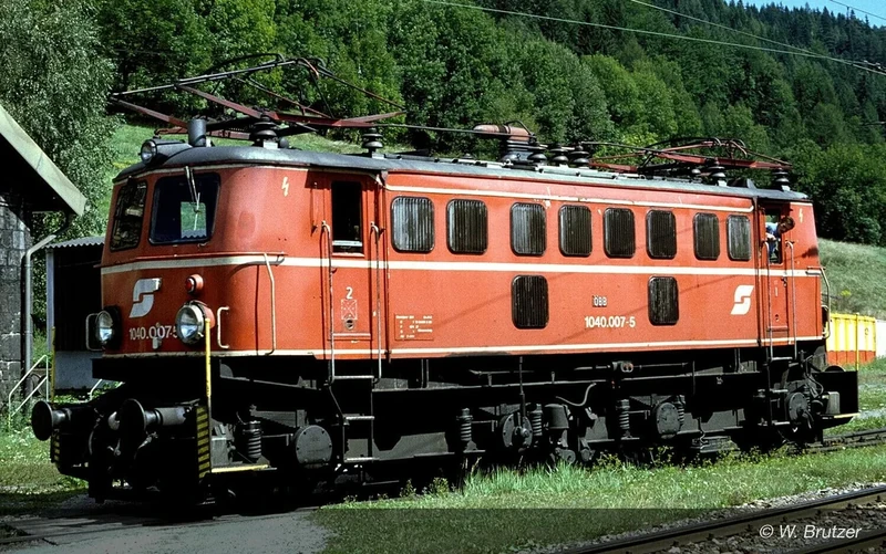 Rivarossi HR2940 OBB, electric locomotive 1040 007-5, lateral air vents, vermillion livery with three decoration lines, low roof, steps on front, epV Electric Locomotive