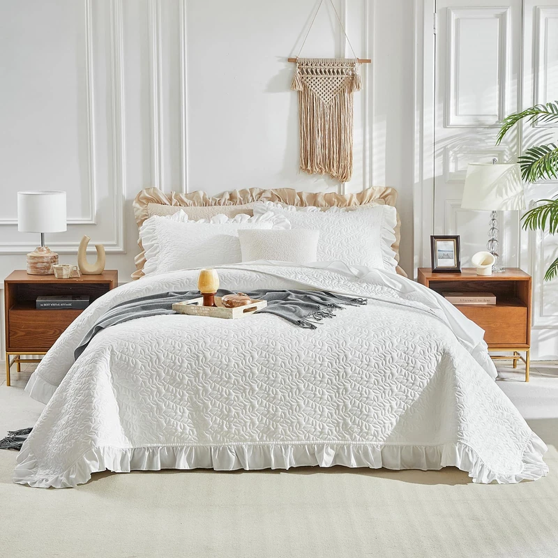 Oversized Ruffled Quilt Set 102 * 116in California King Size Solid Shabby Chic Farmhouse Ruffles 3PC Bedding Rustic Coverlet & Sets Lightweight Fluffy Summer Bedspread with Shams for Women Men White