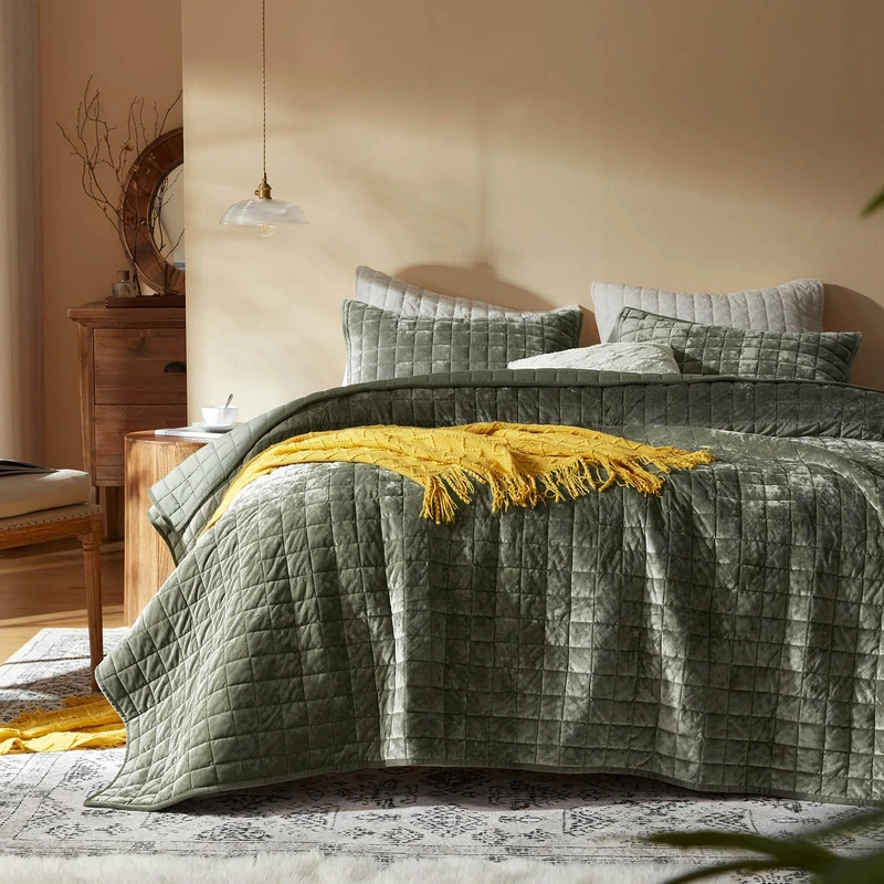 LEAONME Velvet Quilt California King-118''x106'', Lightweight Olive Green Velvet Comforter Set with 2 Pillow Shams, Soft Oversized Bedspread Coverlet Quilted Bedding Set for All Season