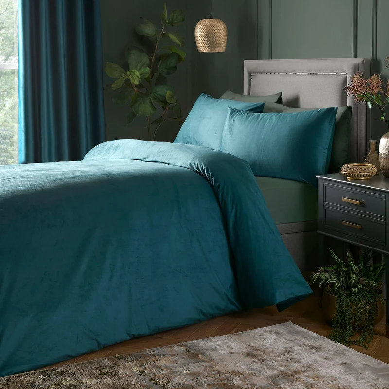 Laurence Llewelyn-Bowen - Teal Velvet Duvet Cover Set - Double Bedding Size (200 x 200cm) - 2 Pillowcases - Soft Touch - Designer - Teal Blue Luxury Bedding Set - Velvet Bedding in Teal Blue