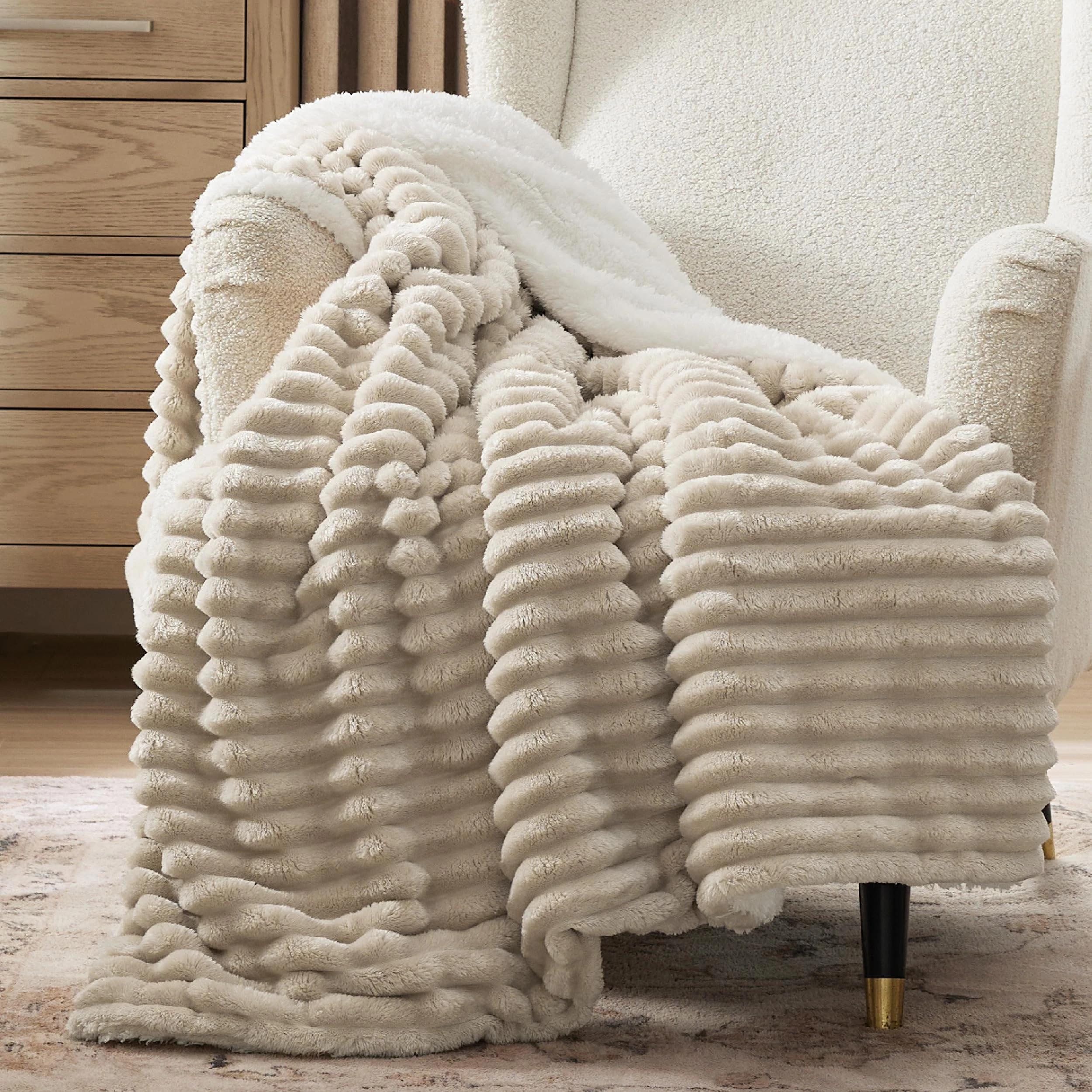 Bedsure Sherpa Fleece Throw Blanket - Fluffy Soft Cosy Winter Blankets, Thick Warm Throws for Sofa Double/Twin Size, Beige, 150x200cm