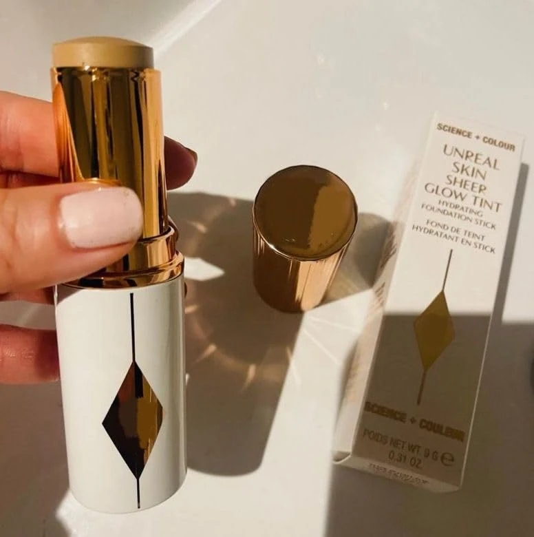 Tilbury Charlotte's Unreal Skin Glow Tint 5 Medium - Luminous Finish