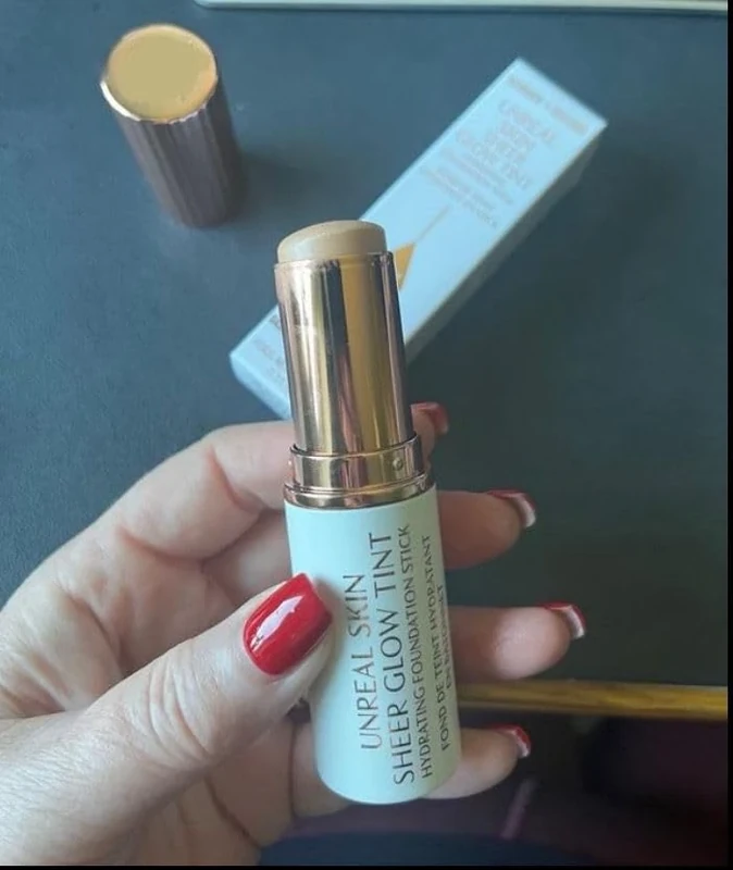 CHARLOTTE'S UNREAL SKIN SHEER GLOW TINT 4 FAIR