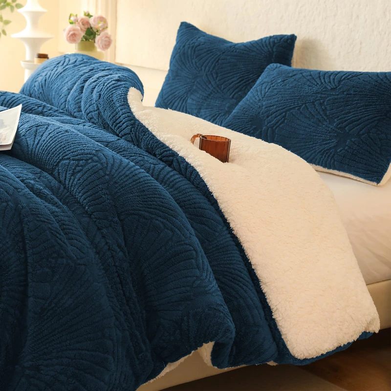 tohrisa Seashell Jacquard Sherpa Comforter Set Warm Cozy Premium Bedding 3 Pieces, Full/Queen Size Geometric Pattern Quilt Comforter with 2 Pillowcases(90"X90" Dark Blue)