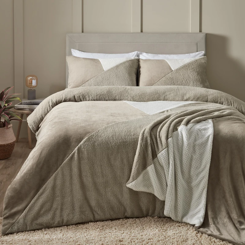 Catherine Lansfield Cosy Larsson Geo Fleece King Duvet Cover Set with Pillowcases Natural