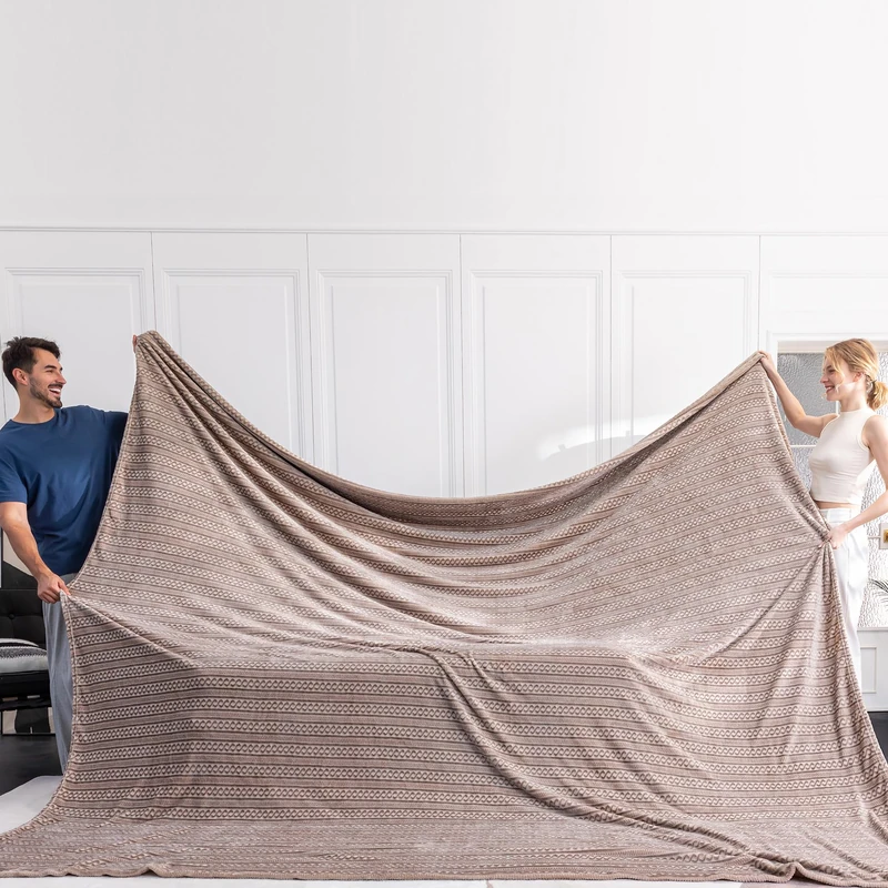 Serenhom Soft Cozy 120x138 Inches Seamless Oversized King Fleece Blanket, 3D Jacquard Decorative Giant 10'x11.5' California King Blanket Extra Large for Bed, Sofa, Couch, Travel, Taupe Chain
