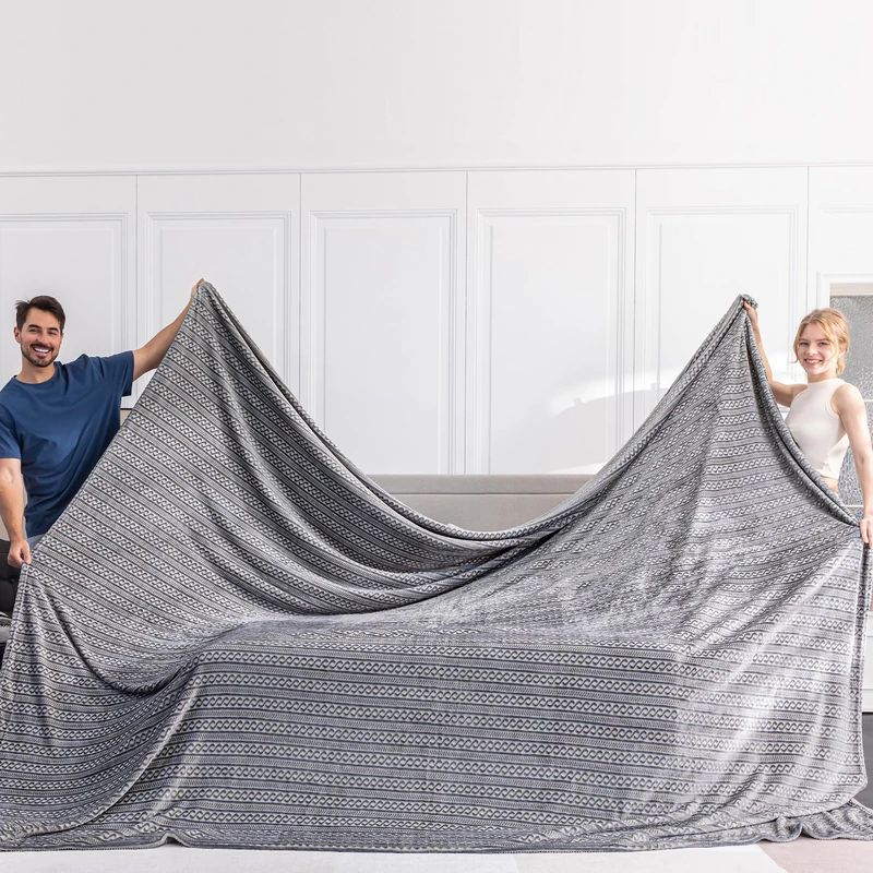 Serenhom Soft Cozy 120x138 Inches Seamless Oversized King Fleece Blanket, 3D Jacquard Decorative Giant 10'x11.5' California King Blanket Extra Large for Bed, Sofa, Couch, Travel, Light Grey Chain