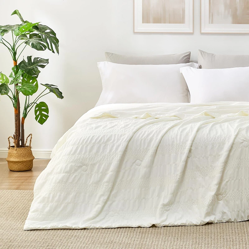 Cozy Bliss Seersucker Cooling Comforter King Size, Q-Max 0.45 Reversible Lightweight Cooling Blanket, Breathable Silk Smooth Summer Bedding Quilt for Hot Sleepers Night Sweats Cream White