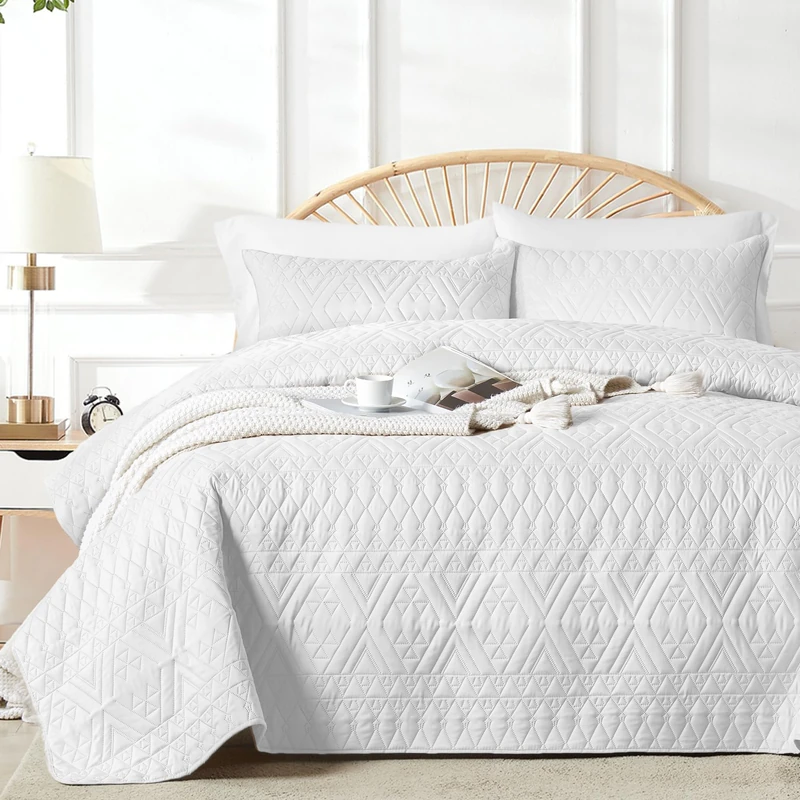 akkialla King/Cal King Size Quilt Bedding Set,White Lightweight Microfiber Soft Bedspread,Modern Style Geometric Pattern Coverlet Set for All Seasons,3 Piece(1 Quilt,2 Pillow Shams)
