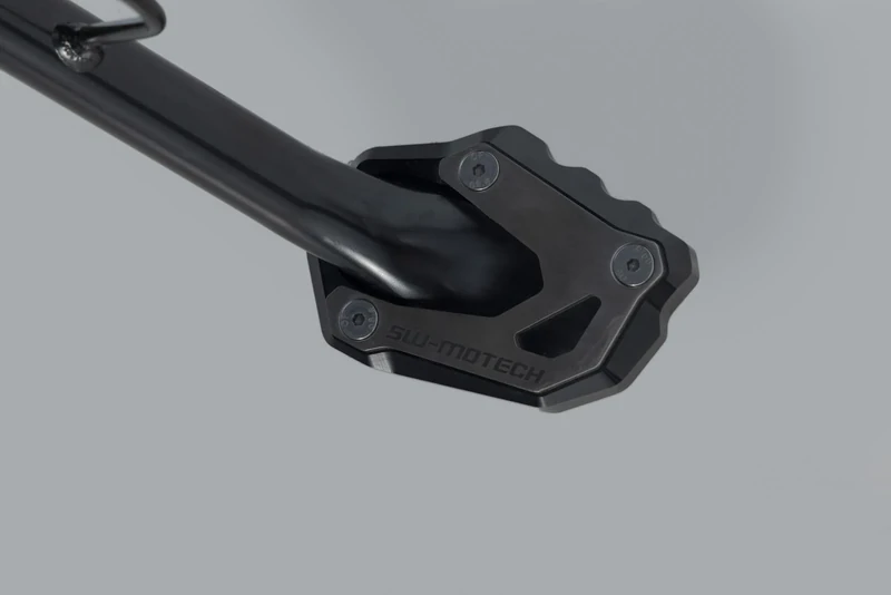 SW-MOTECH SEITLICHE BEINAUFLAGE SUZUKI MODELLE SCHWARZ/SILBER