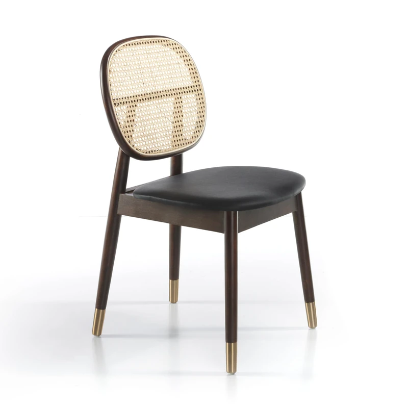 Silla comedor de madera maciza de fresno en Nogal con asiento en polipiel en y respaldo en rejilla de rattán. Asiento relleno de espuma inyectada de polyester de 25 kg/m3 de densidad. Detalle