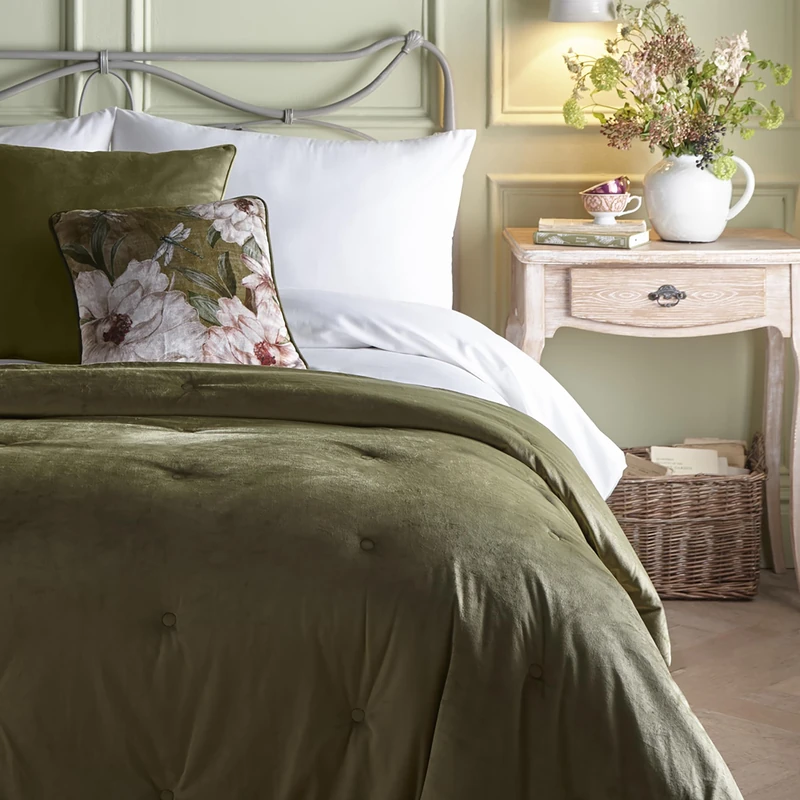Appletree Olive Green Velvet Bedspread (220x150cm) – Quilted & Reversible – Tufted Button Detail – Soft Touch Fabric – Chesterfield Style Throw – Luxury Green Bedding – Elegant Bedroom Decor