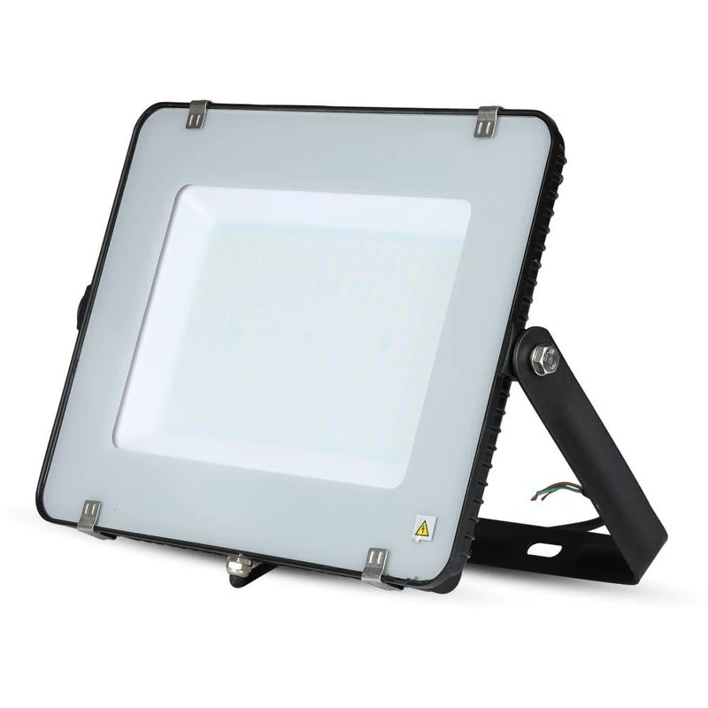 200W SMD Projector with 6500K chip and an Elegant Black Body, Ideal for Illuminating Large Spaces with Bright and efficient Light. Power and Design in one Equipment.