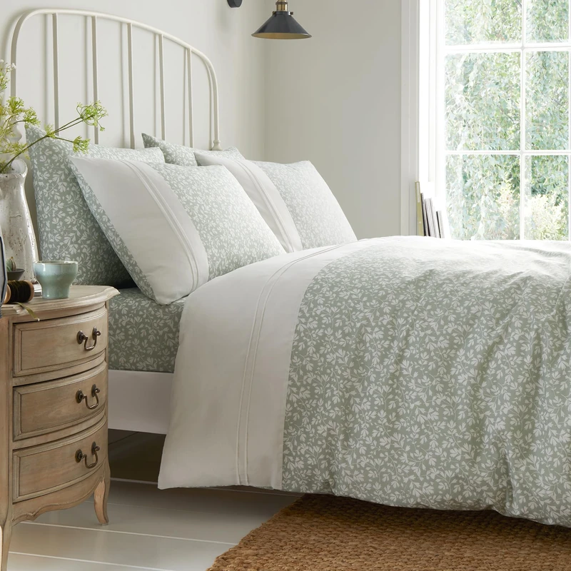 Dreams & Drapes - Pintuck Leaf Duvet Cover - King Bedding Size (230 x 220cm) - 2 Pillowcases - Premium PolyCotton - Floral Duvet Cover in Green - Sage Green/White Bedding