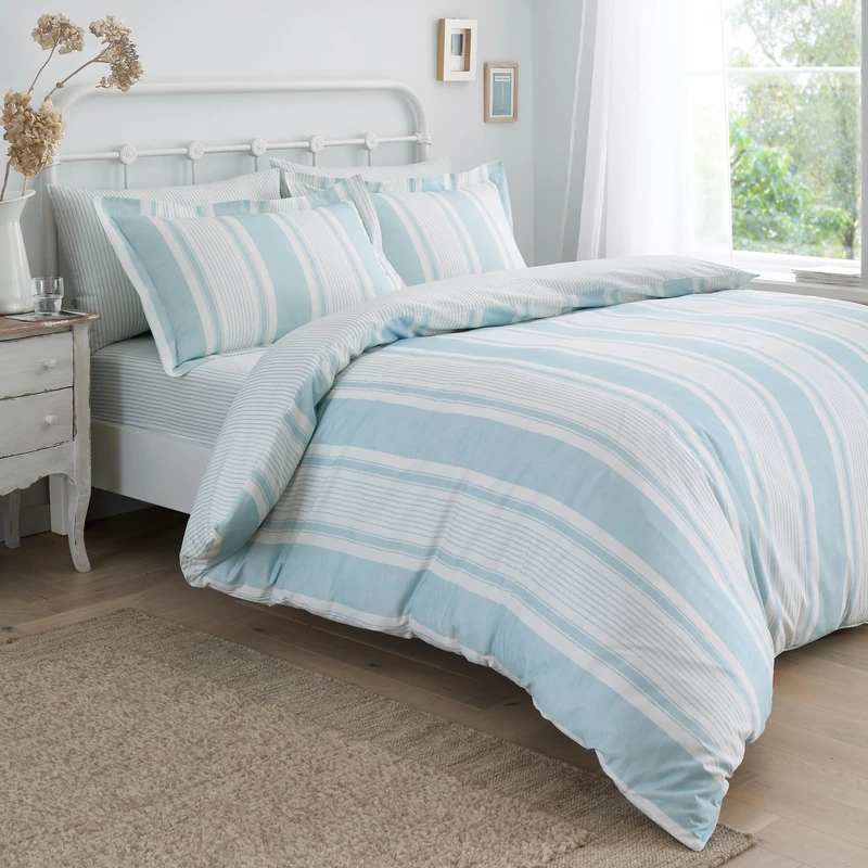 Dreams & Drapes - Blue Pinstripe Duvet Cover - Super King Bedding Size (260 x 220cm) - 2 Pillowcases - Premium PolyCotton - White Bedding with Blue Stripes - Finlay Stripe